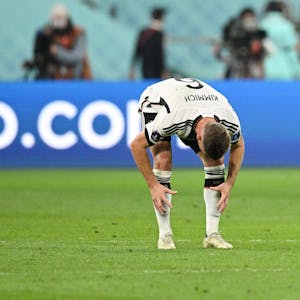 Deutschlands Nationalspieler Joshua Kimmich beugt sich auf dem Spielfeld frustriert nach vorne.