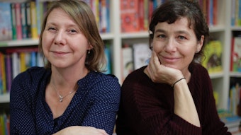 Thea Wittmann (l.) und Sabine Klare-Baltzer blicken in die Kameralinse