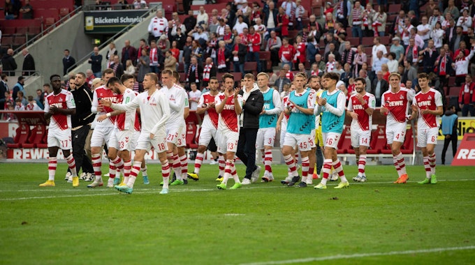 Die Profis des 1. FC Köln jubeln nach dem Sieg gegen den FC Augsburg.