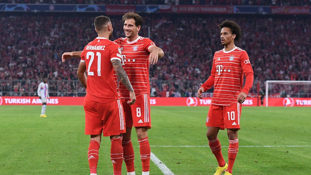 Leroy Sané läuft zu den jubelnden Bayern-Spielern Lucas Hernandez und Leon Goretzka.