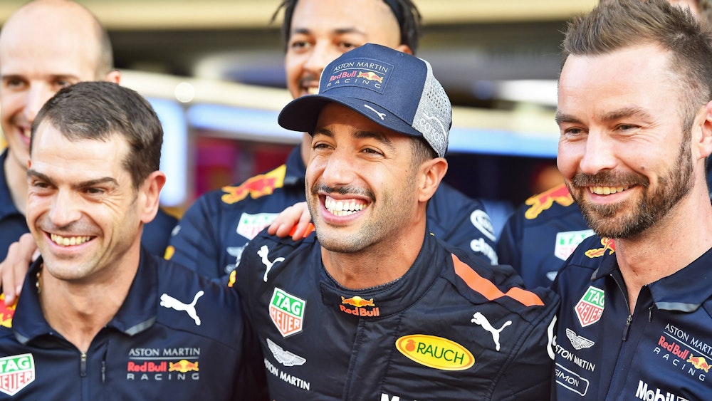 Daniel Ricciardo (M.) gemeinsam mit Ingenieuren von Red Bull.