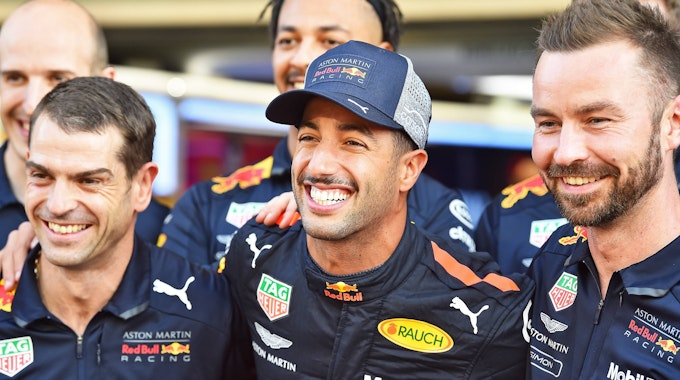 Daniel Ricciardo (M.) gemeinsam mit Ingenieuren von Red Bull.