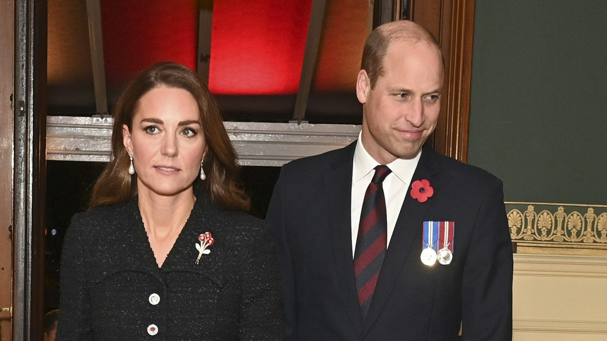 Prinz William, Herzog von Cambridge, und Kate, Herzogin von Cambridge, stehen mit dem Rücken zu einem Eingang.