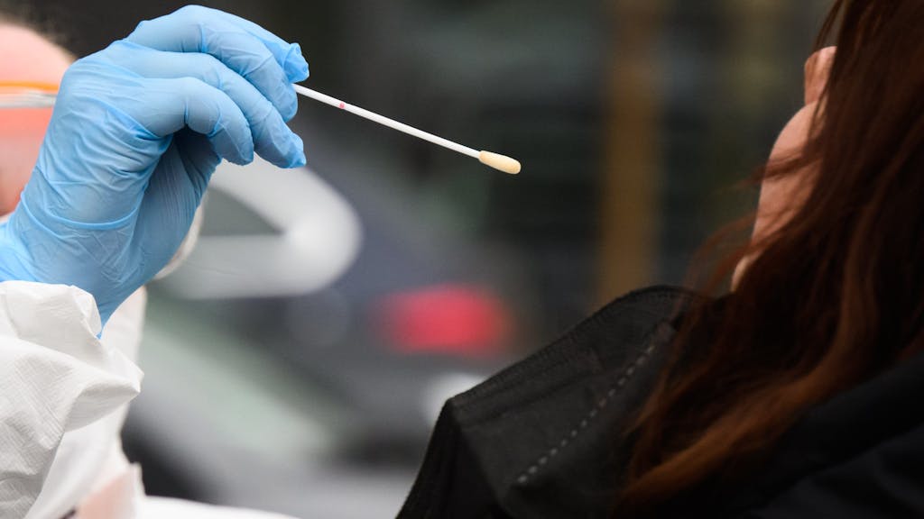 Eine Hausärztin nimmt einen Abstrich von einer Patientin für einen PCR-Test auf das Corona-Virus vor einer Arztpraxis in der Region Hannover.&nbsp;