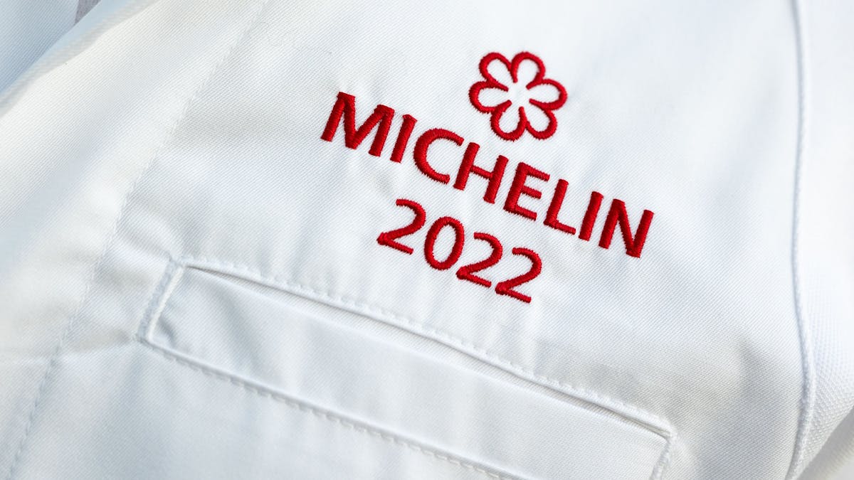 Der Schriftzug „Michelin 2022“ ist im März 2022 auf der Kochjacke von Thomas Wohlfeld, Küchenchef im Restaurant „Handwerk“, zu lesen.&nbsp;