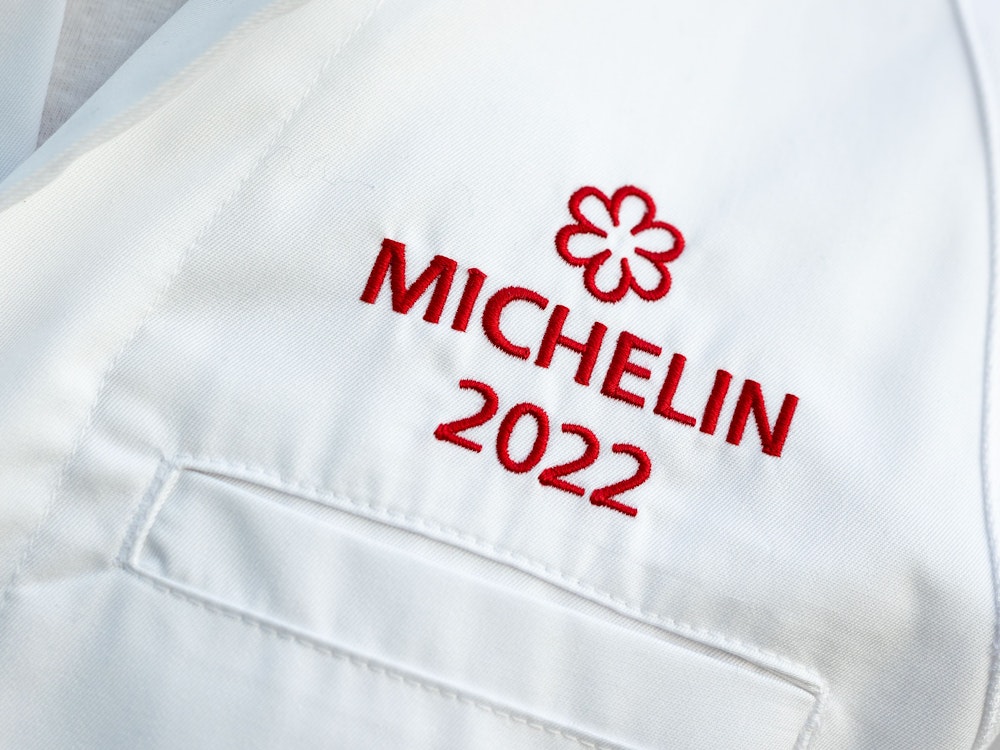 Der Schriftzug „Michelin 2022“ ist im März 2022 auf der Kochjacke von Thomas Wohlfeld, Küchenchef im Restaurant „Handwerk“, zu lesen.