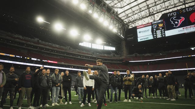 Die Spieler des 1. FC Köln betreten am 20. November 2022 nach dem NFL-Spiel der Houstons Texans gegen die Washington Commanders den Platz im NRG Stadium.