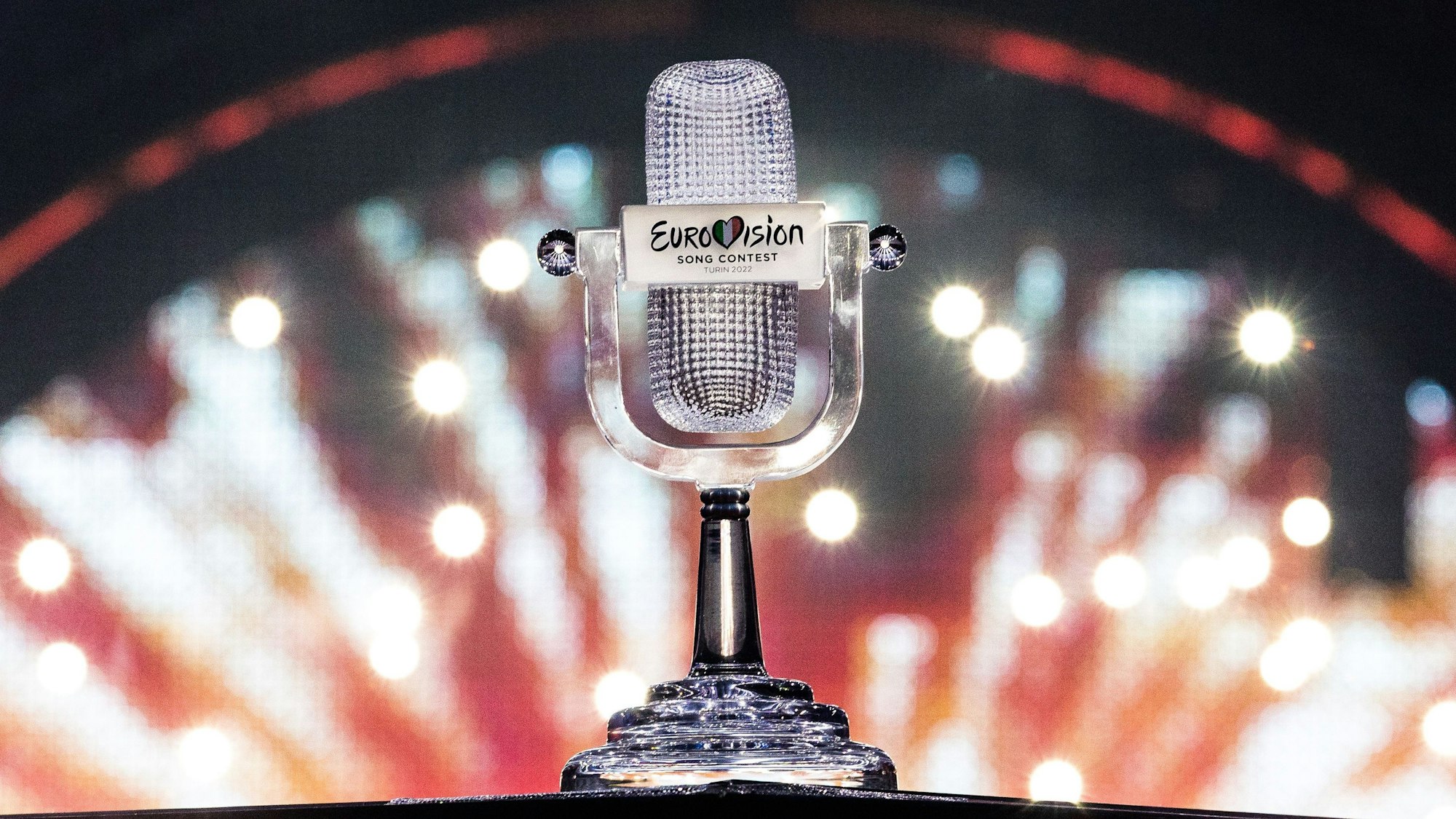 Die Trophäe des Eurovision Song Contest 2022 war ein silbernes Mikrofon.
