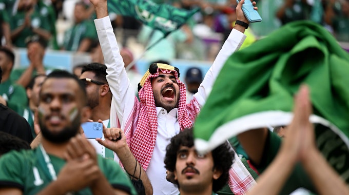 Fans von Saudi-Arabien jubeln auf der Tribüne beim WM-Spiel gegen Argentinien.