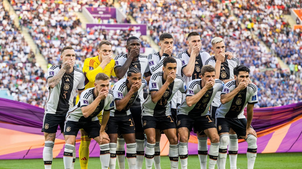 Die deutsche Nationalmannschaft protestiert beim Mannschaftsfoto gegen die FIFA.