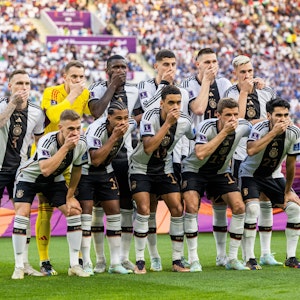 Die deutsche Nationalmannschaft protestiert beim Mannschaftsfoto gegen die FIFA.