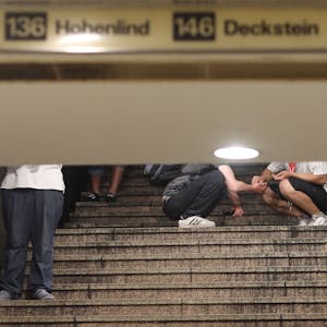 Auf der Treppe zur U-Bahn am Neumarkt wickeln ein Dealer und ein Konsument ein Drogengeschäft ab.