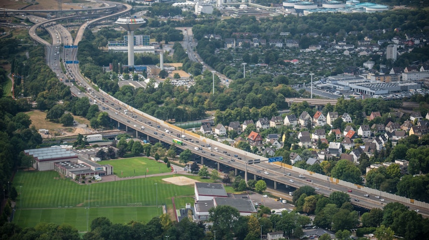 Eine Fernsicht auf die Autobahn 1, die auf Stelzen zwischen Sportpark und Küppersteg geführt wird.