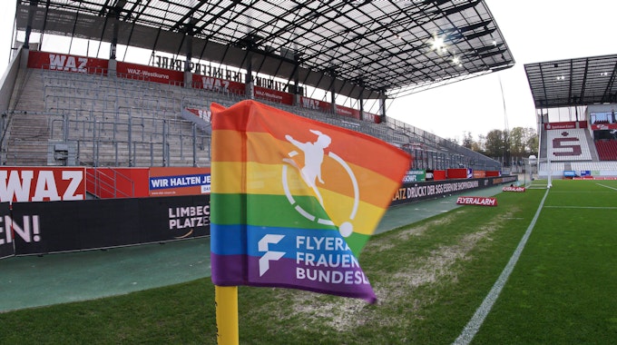 Eine Eckfahne in Regenbogenfarben weht im Stadion an der Hafenstraße in Essen.