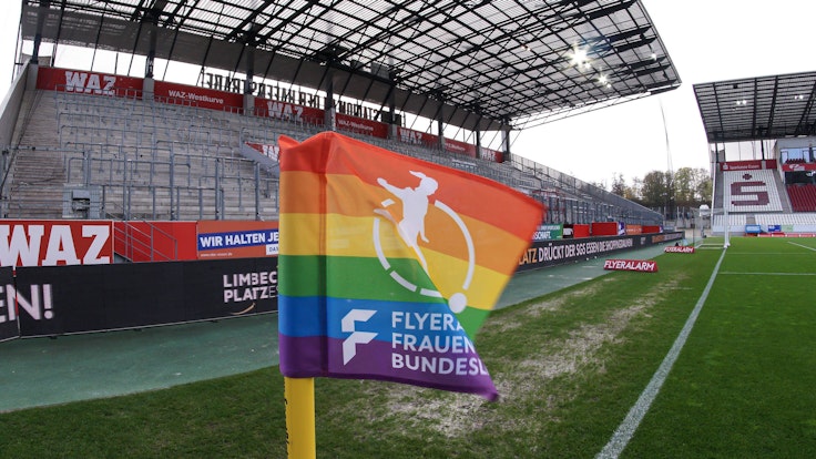 Eine Eckfahne in Regenbogenfarben weht im Stadion an der Hafenstraße in Essen.
