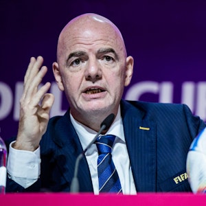 FIFA-Präsident Gianni Infantino spricht auf einer Pressekonferenz in Doha am 19. November 2022.