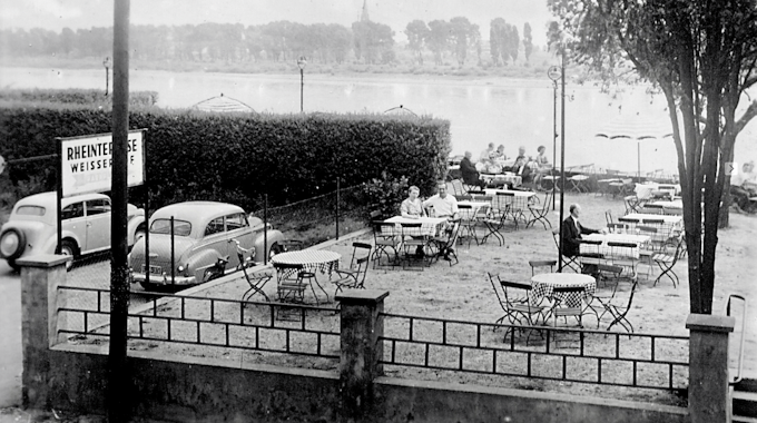 Das Bild zeigt die Rheinterrassen in den 1960er Jahren.