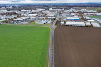 Das Bild zeigt im Vordergrnd unbebaute Flächen in Marsdorf, die infrage kommen als Standort für den Lebensmittel-Großmarkt und als Standort für den 1. FC Köln.