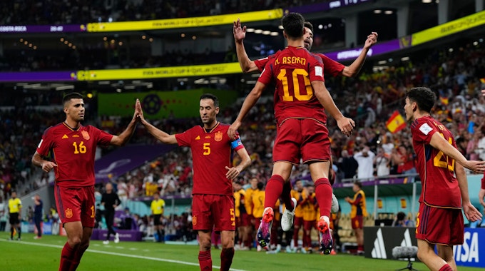 Die Spieler der spanischen Nationalmannschaft bejubeln den 2:0-Führungstreffer von Marco Asensio im WM-Spiel gegen Costa Rica.