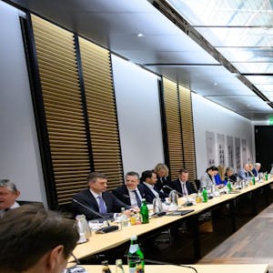 Vertreter des Bundestags, der Länder und der Bundesregierung sitzen bei den Verhandlungen des Vermittlungsausschusses von Bundestag und Bundesrat über das geplante Bürgergeld im Deutschen Bundesrat.