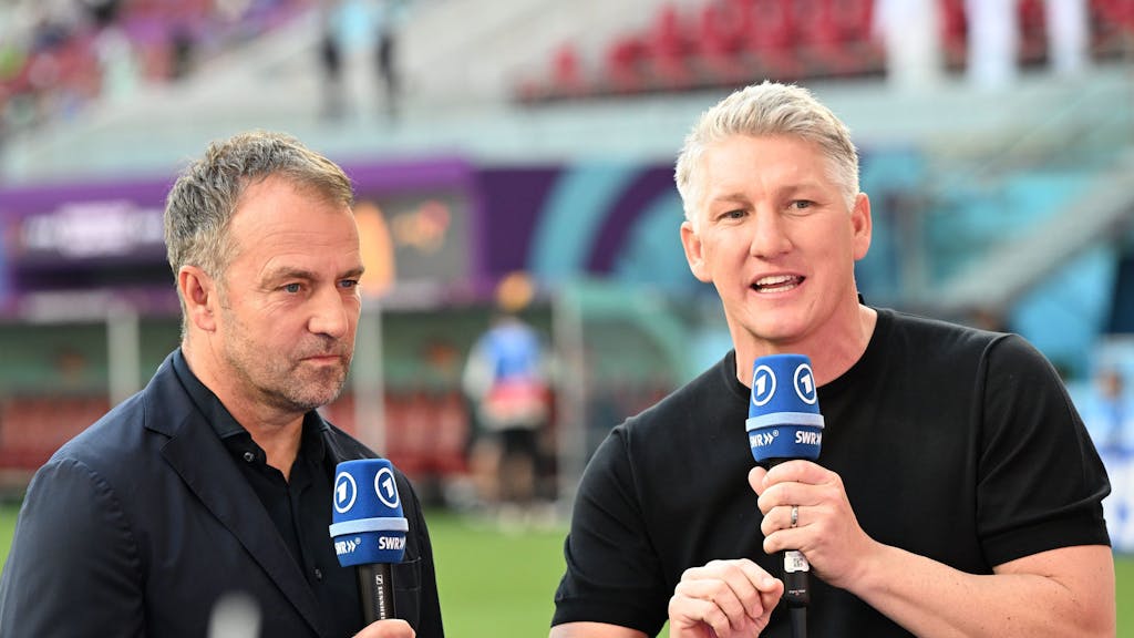 ARD-Experte Bastian Schweinsteiger unterhält sich mit Bundestrainer Hansi Flick.