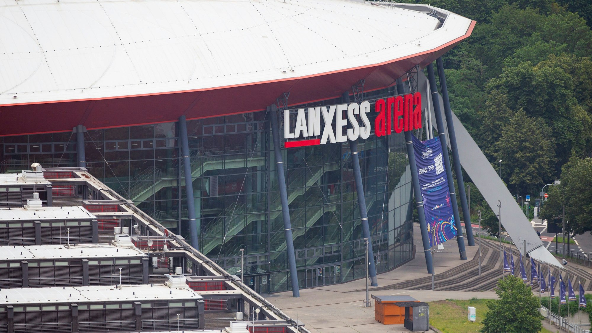 Für viele Fans ist die Gummersbacher Straße (Hintergrund) die Hauptzufahrtsstraße zu den Arena-Parkhäusern.