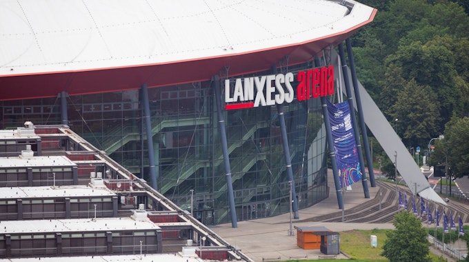 Für viele Fans ist die Gummersbacher Straße (Hintergrund) die Hauptzufahrtsstraße zu den Arena-Parkhäusern.