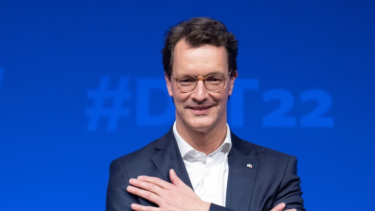 Ministerpräsident Hendrik Wüst bekommt ab dem 1. Dezember 2022 mehr Geld.
