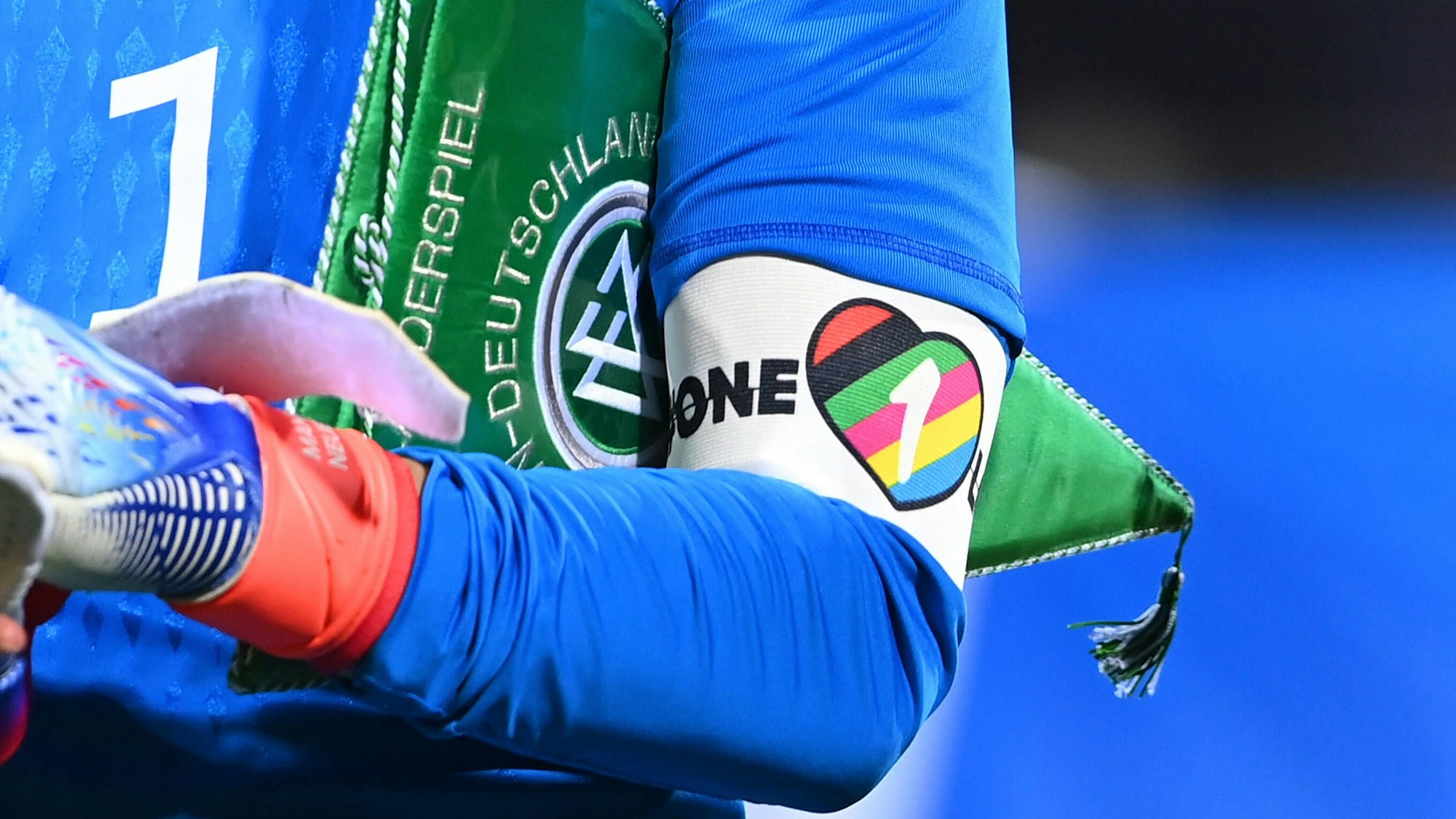 Das hat sich der DFB in Katar nicht getraut: One-Love-Binde am Arm von Kapitän Manuel Neuer.