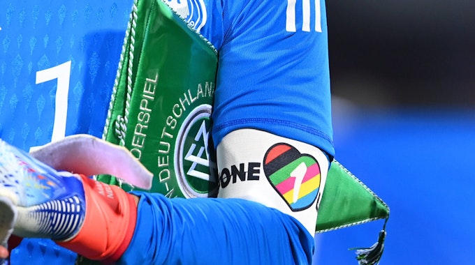 Das hat sich der DFB in Katar nicht getraut: One-Love-Binde am Arm von Kapitän Manuel Neuer.