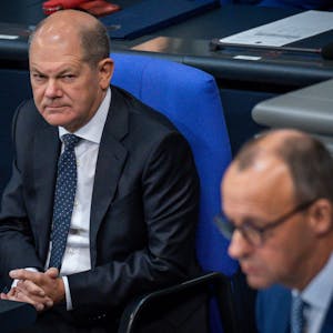 &nbsp;Bundeskanzler Olaf Scholz (SPD) beobachtet Friedrich Merz, CDU Bundesvorsitzender, im Bundestag in der Generaldebatte der Haushaltswoche.