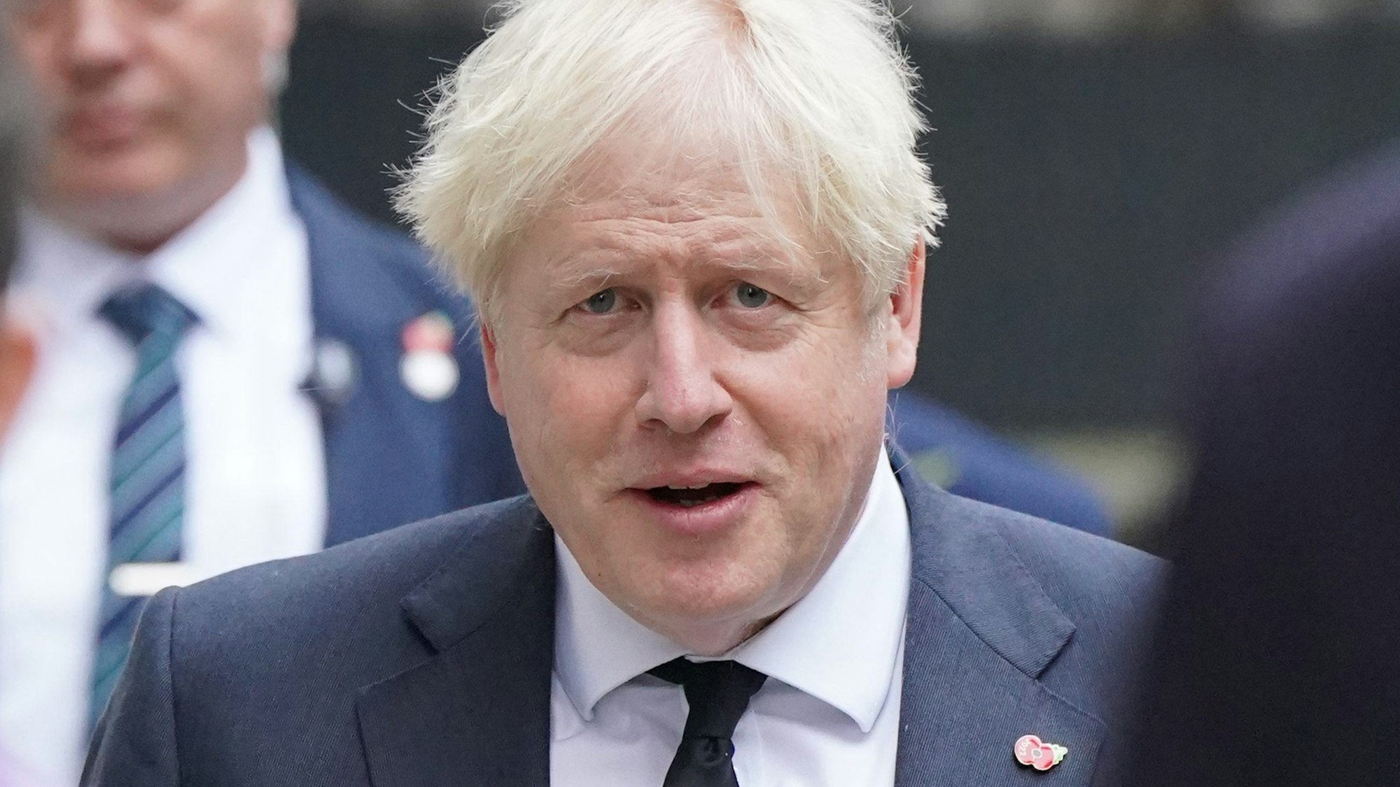 Boris Johnson, ehemaliger Premierminister von Großbritannien, geht die Downing Street entlang.