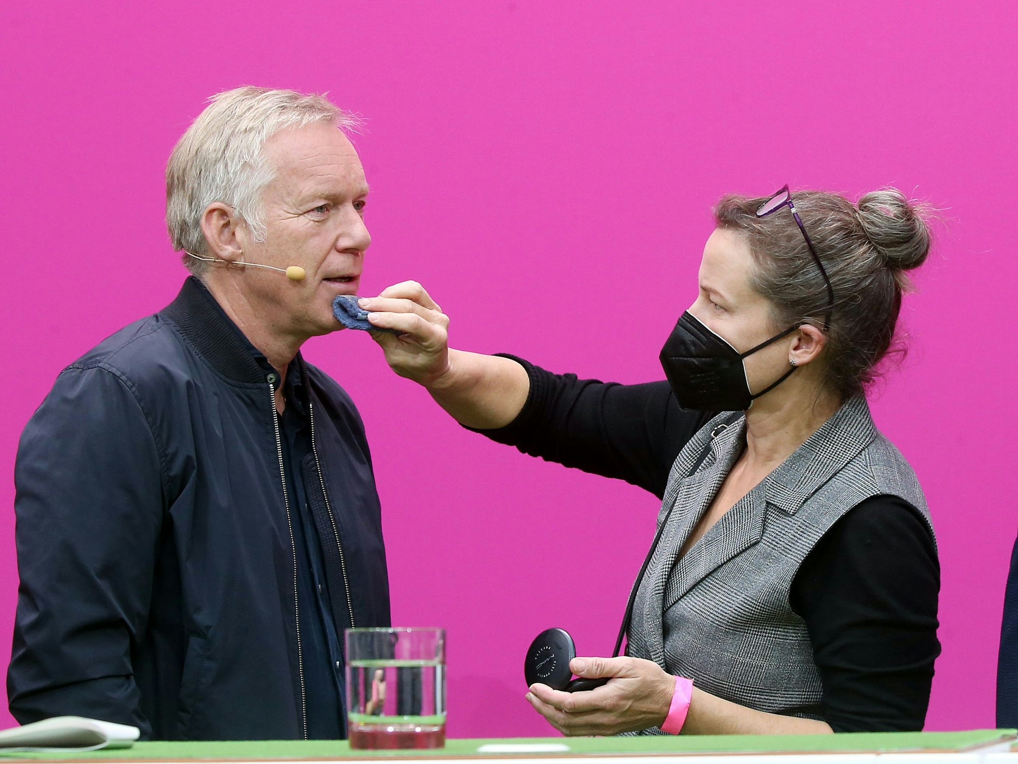 Johannes B. Kerner, WM-Moderator bei Magenta TV, wird von einer Maskenbildnerin abgetupft.