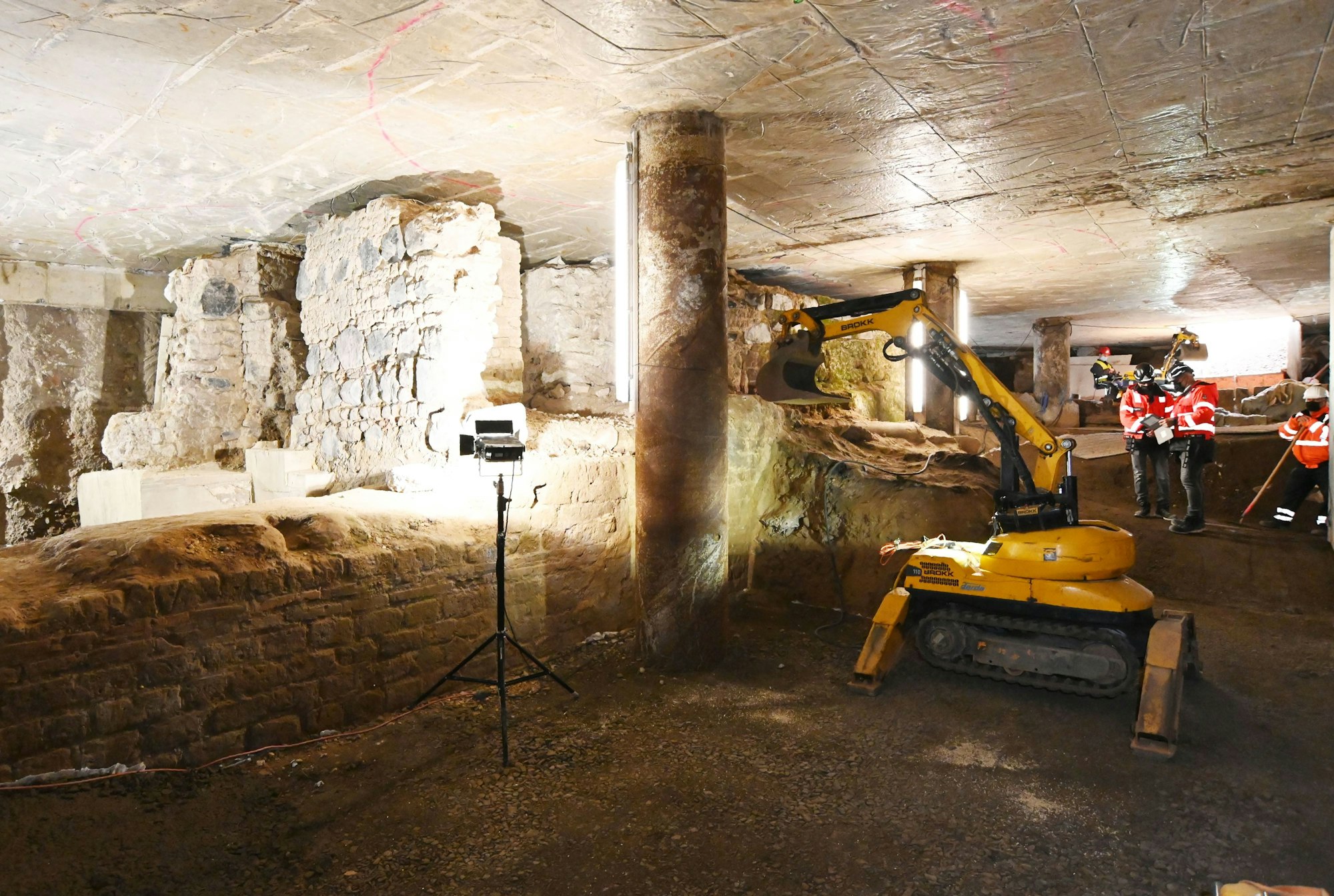 Das Bild zeigt den unterirdischen Rundgang unter dem Jüdischen Museum.