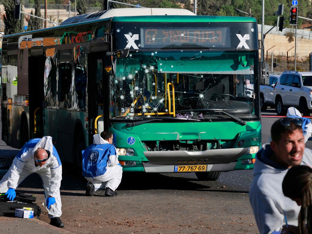 Die Spurensicherung vor Ort nach den Explosionen an Bushaltestellen in Jerusalem.