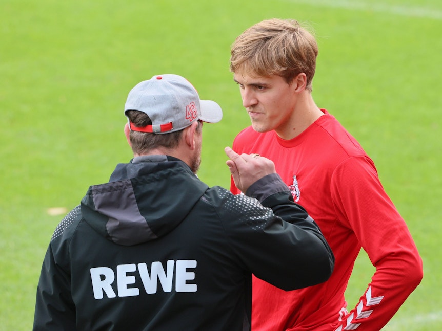 Steffen Baumgart spricht beim Training des 1. FC Köln mit Timo Hübers.