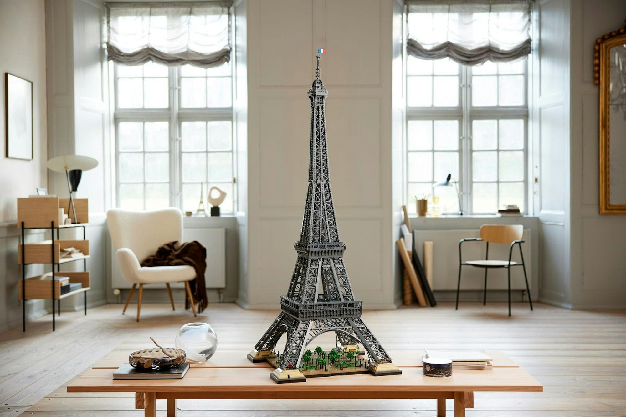Der Lego Eiffelturm auf dem Tisch im Wohnzimmer. Das Set erscheint zum Black Friday 2022 bei Lego.
