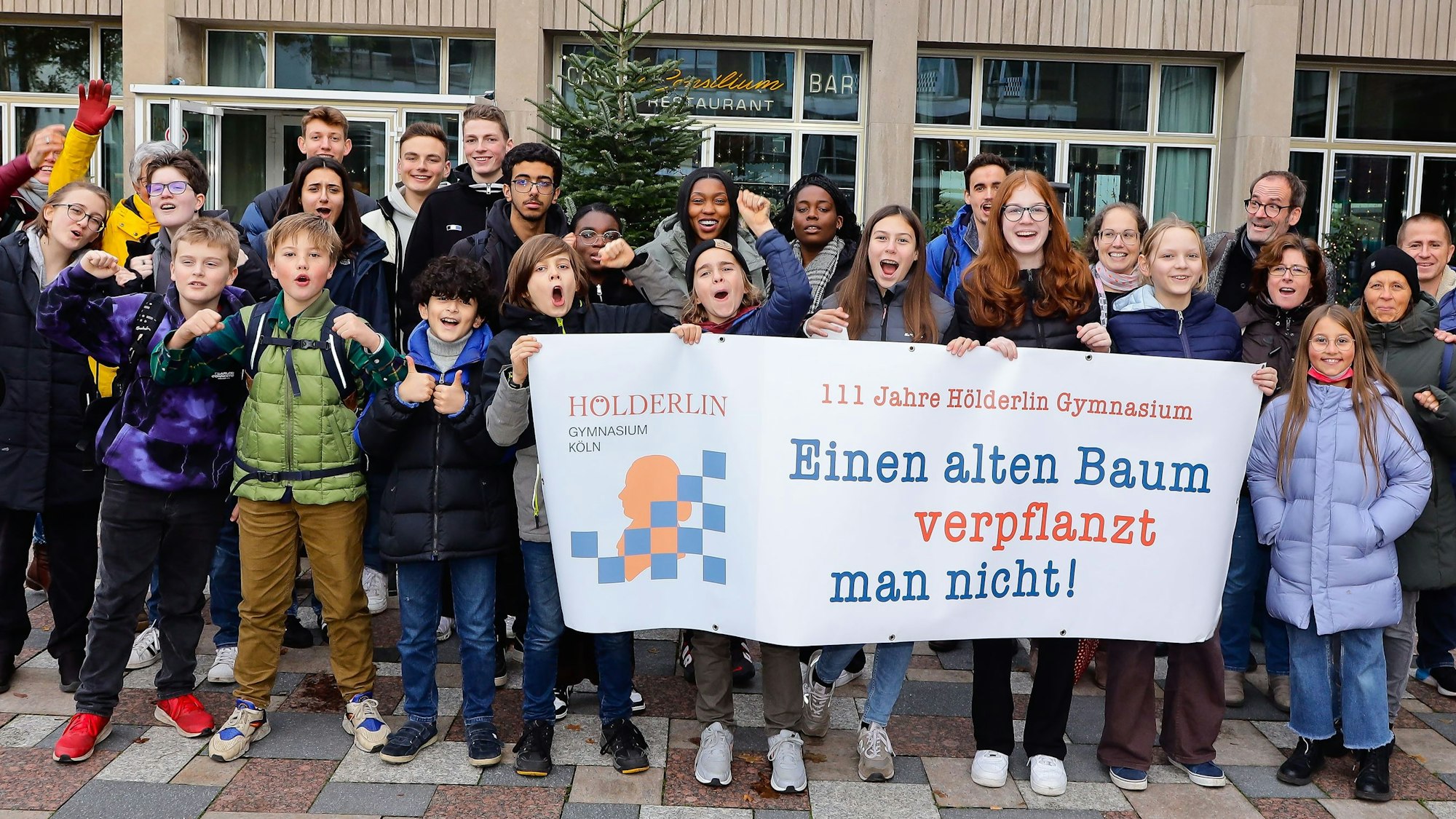Schüler des Hölderlin-Gymnasiums mit einem Plakat vor dem Rathaus.