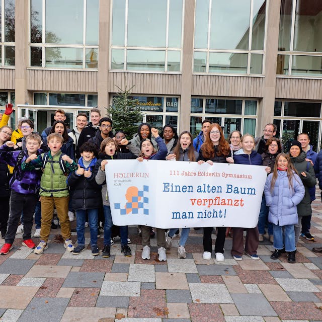 Schüler des Hölderlin-Gymnasiums mit einem Plakat vor dem Rathaus.