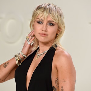 Schauspielerin und Sängerin Miley Cyrus feiert hier bei einem Event am 23. November 2022 ihren 30. Geburtstag.