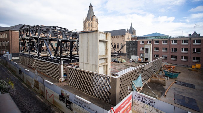 Auf dem Rathausplatz in Köln entsteht das Museum im Quartier. Bisher ragt nur etwas mehr als die Hälfte der dreistöckigen Stahlkonstruktion in die Höhe, der neue Stahlbauer soll die letzten Teile fertig bauen.
