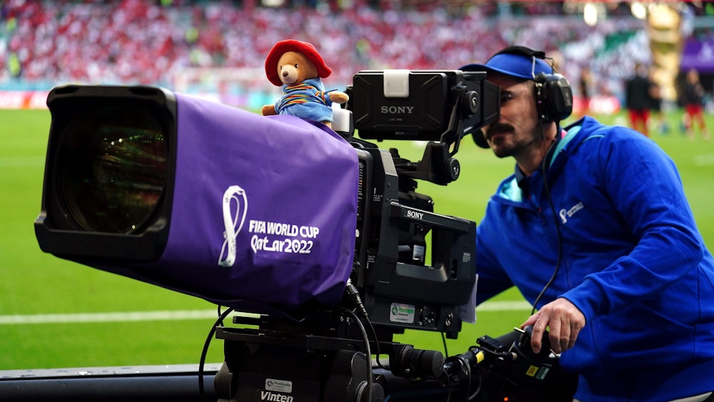 Ein Kameramann setzt bei der WM in Katar ein Zeichen.