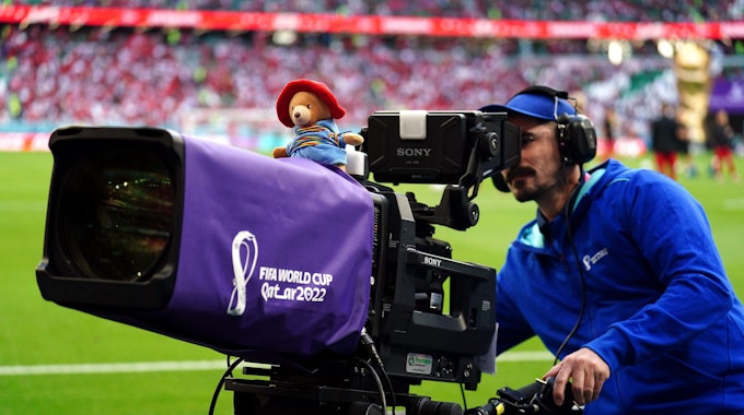 Ein Kameramann setzt bei der WM in Katar ein Zeichen.