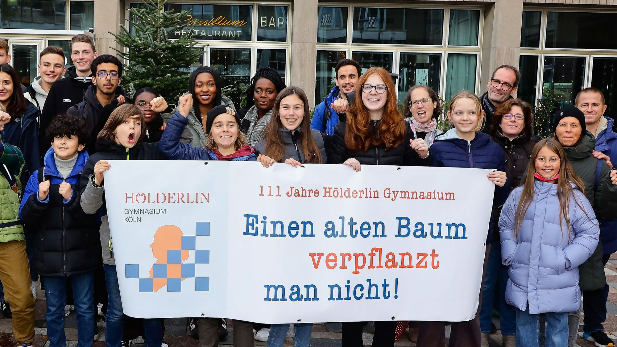 Schüler des Kölner Hölderlin Gymnasiums protestieren mit ihren Eltern auf dem Kölner Theo-Burauen-Platz.
