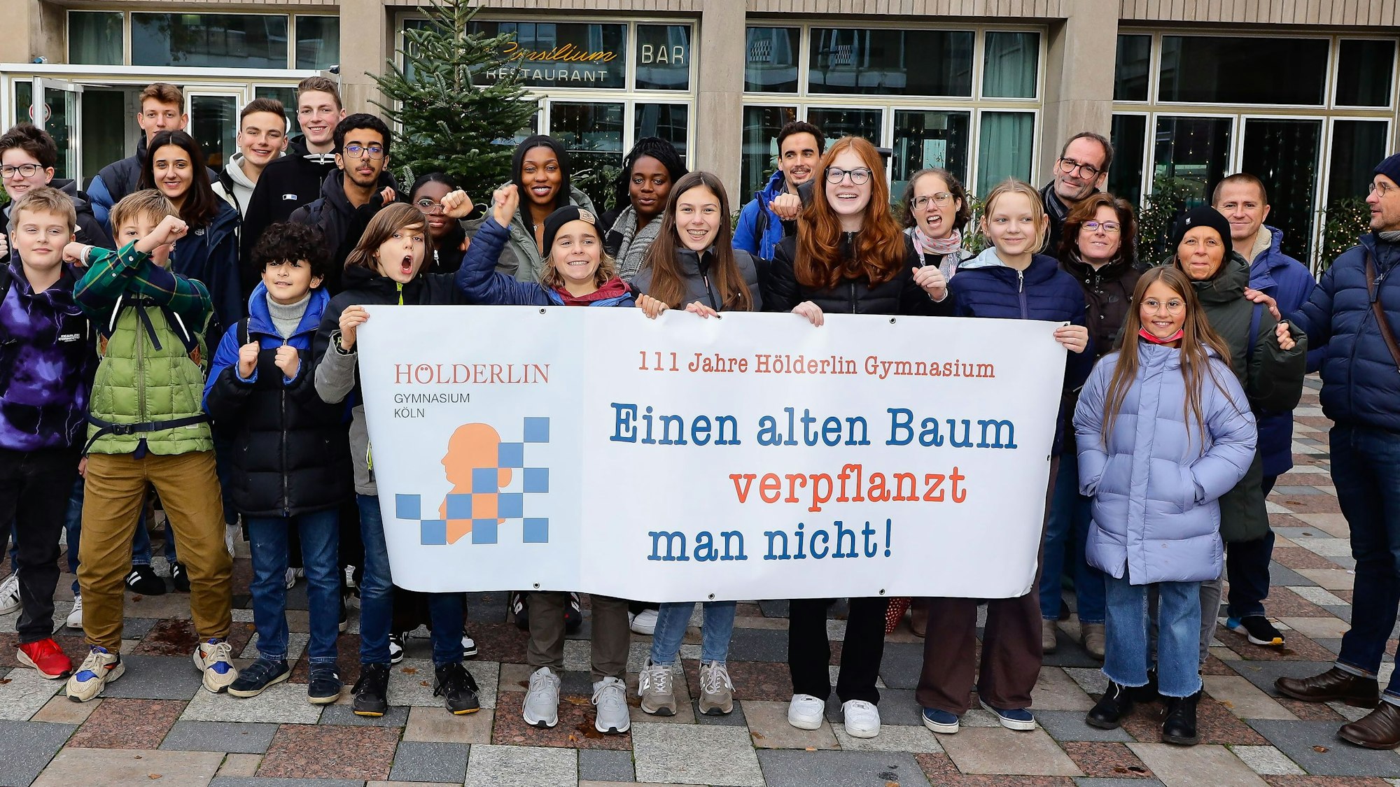 Schüler des Kölner Hölderlin Gymnasiums halten ein Plakat in den Händen.