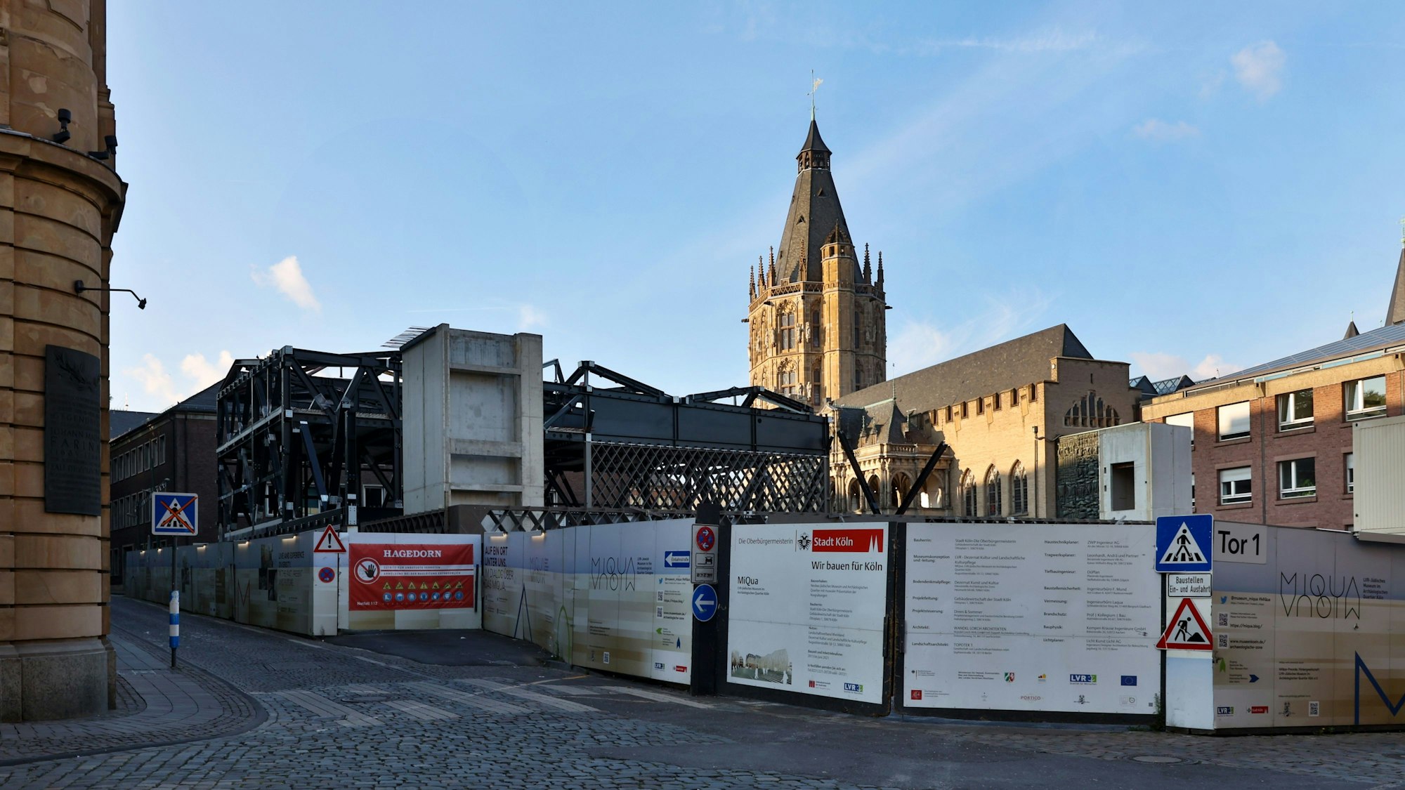 Das Bild zeigt die Baustelle vor dem Rathaus, darauf sind einige Stahlträger samt Fassadenelemente des späteren Jüdischen Museums zu sehen.