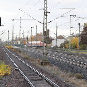 Drei Bahnstrecken verlaufen von Troisdorf Richtung Köln: links die Rheinstrecke, ganz rechts die Nahverkehrsgleise der Siegstrecke und in der Mitte die ICE-Strecke.&nbsp;