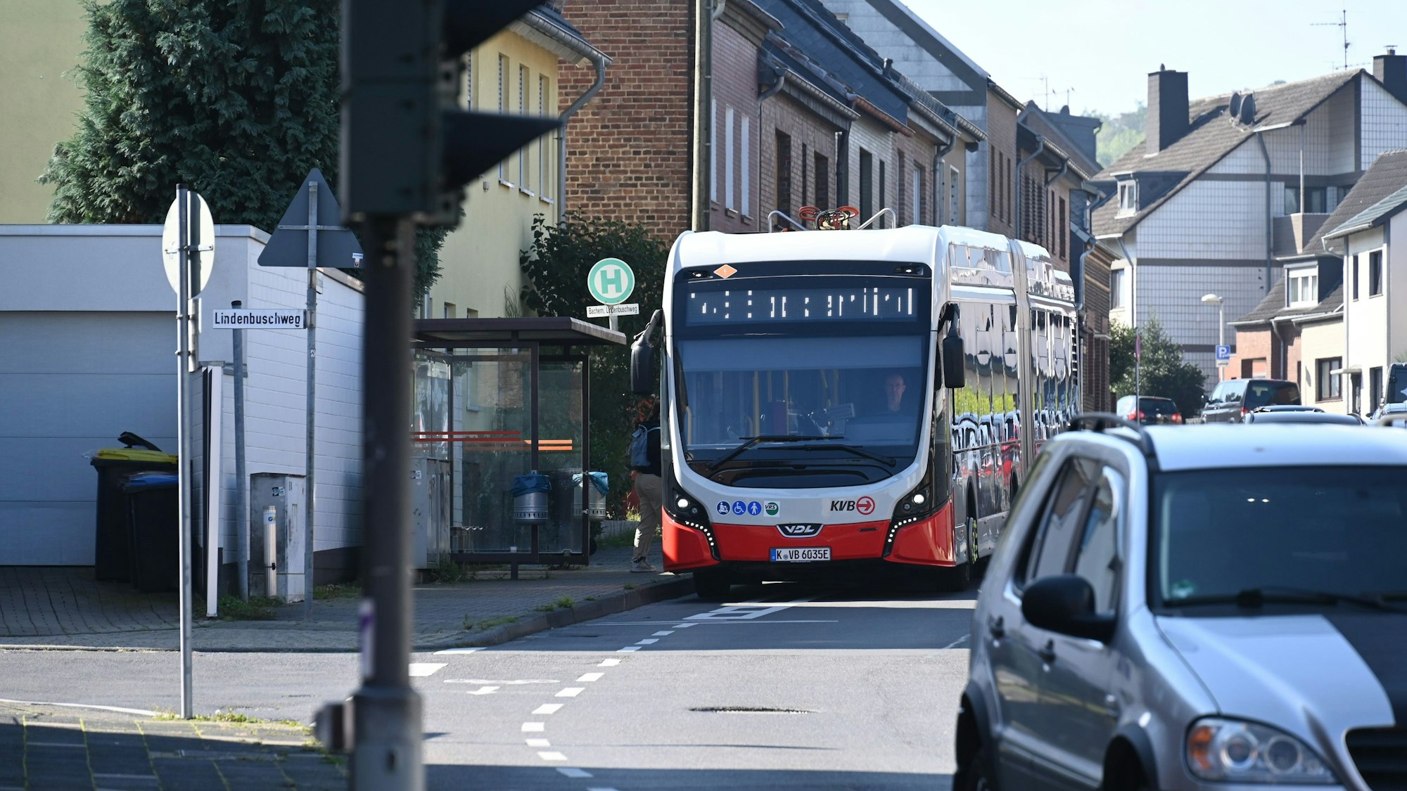 Ein Bus hält an einer Haltestelle.