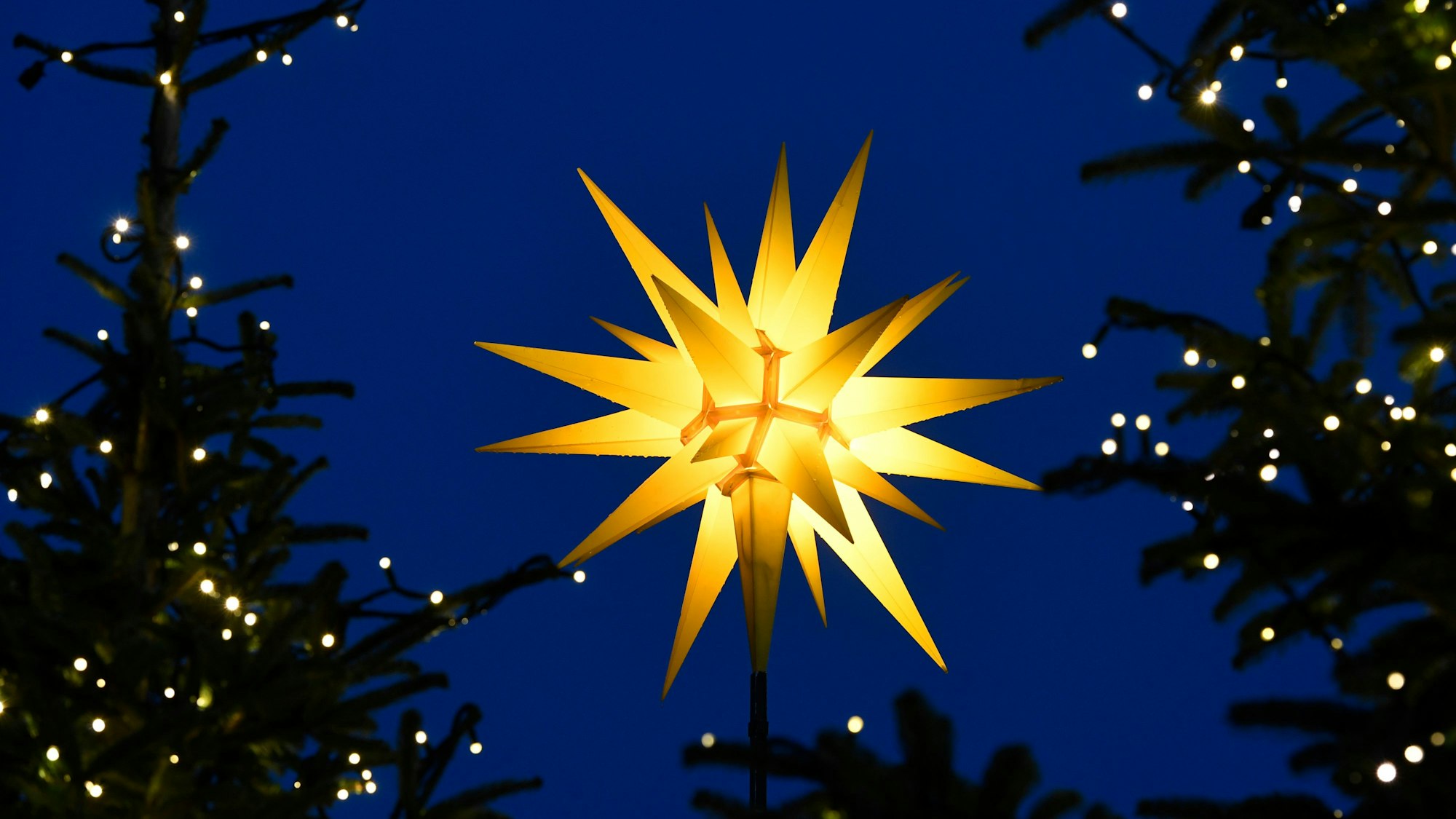 Ein Stern steht am Heiligen Abend vor dem Kölner Dom. Wegen der Coronamaßnahmen konnten damals nicht so viele Menschen am Weihnachtsgottesdienst teilnehmen.
