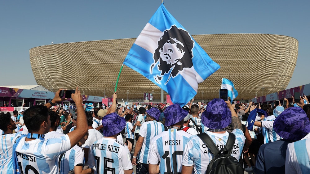 Fans vor dem Lusail Iconic Stadium bei der WM 2022 in Katar